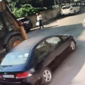 Beykoz'da yaya, iki araç arasında kaldı