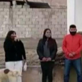 Arjantin'de konuşma yapan belediye başkanının üzerine köpek işedi