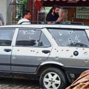 Balıkesir'de balkona çıkan kişi, husumetlilerine kurşun yağdırdı