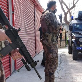 Adana'da uyuşturucu krizine giren kişi ailesini rehin aldı