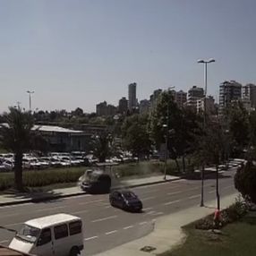 Kadıköy'de cipin durağa çarptığı anlar kamerada