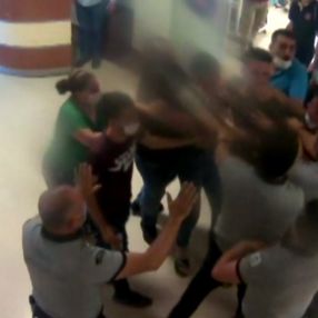 Kahramanmaraş’ta hasta yakınları güvenlik görevlilerine saldırdı