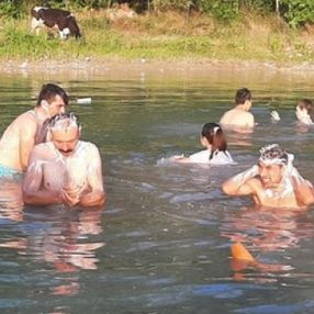 Osmaniye'de su kesintilerini protesto için çayda banyo yaptılar