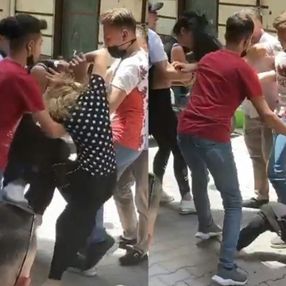 Bursa'da kavga eden genç kızları esnaf güçlükle ayırdı