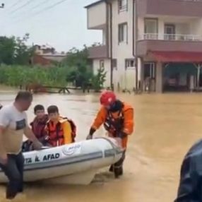 Sakarya'da selde mahsur kalan öğretmen ve öğrenciler kurtarıldı