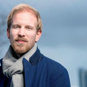 Yazar Rutger Bregman'ın Çoğu İnsan İyidir kitabı