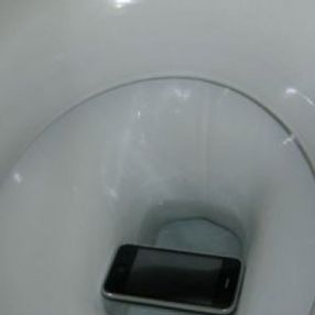 Ukrayna'da tuvalete düşürdüğü telefonu almak isteyen genç kız, öldü
