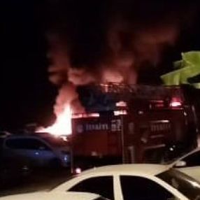 Mersin'de otoparkta çıkan yangında 12 araç kül oldu