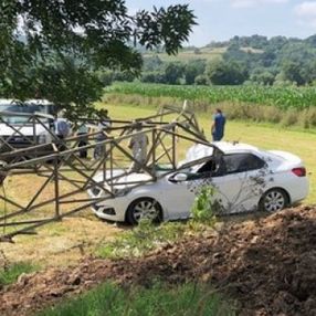 Sakarya'da 3 tonluk yüksek gerilim hattı direği, otomobilin üzerine devrildi