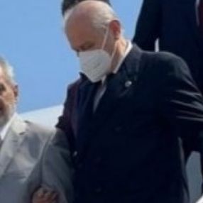 Kıbrıs'a giden Devlet Bahçeli, uçaktan Oğuzhan Asiltürk ile kol kola indi