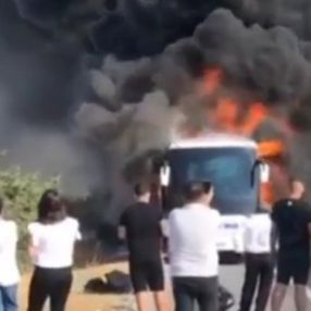 İzmir'de yolcu otobüsü yandı
