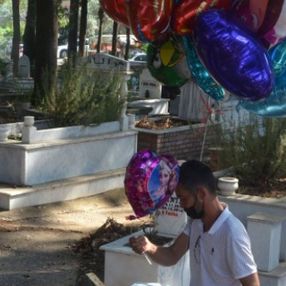 Antalya'da baloncunun, çocuk mezarlarına balon bağlaması yürek burktu