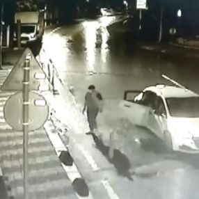 Kartal'da lüks siteye kurşun yağmuru: 15 el ateş edildi