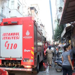 Fatih’te önce evinin çatısını yaktı, sonra itfaiyecilere saldırdı