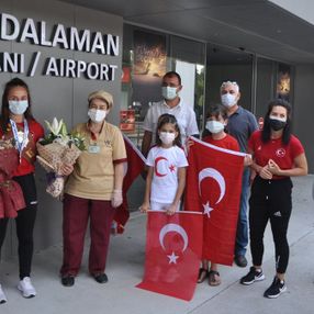 Dünya şampiyonu güreşçi Selvi İlyasoğlu, memleketi Muğla'da çiçeklerle karşılandı