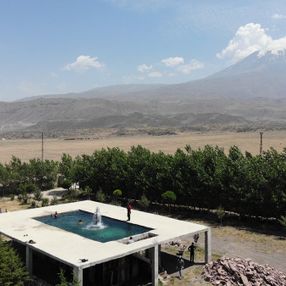 Ağrılı baba, çocukları için bahçeye havuz inşa etti