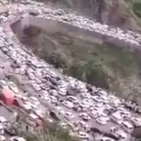 Pakistan’da binlerce kilometrelik araç kuyruğu