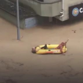 Arhavi’de bir esnafın selden kurtulma anı