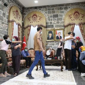 Diyarbakır'da oturma eylemi yapan 3 aile daha evlatlarına kavuştu