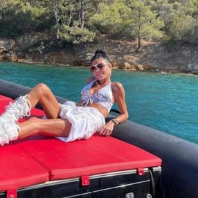 Süreyya Yalçın, Bodrum'da yangının olduğu bölgede poz verdi