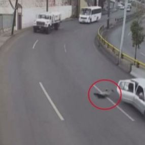 Meksika'da küçük çocuk, seyir halindeki araçtan yola düştü