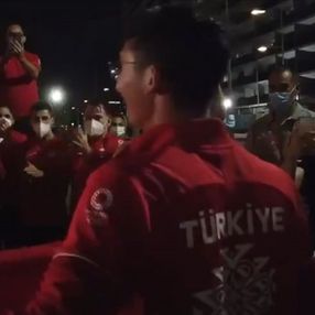 Mete Gazoz Olimpiyat köyünde coşkuyla karşılandı
