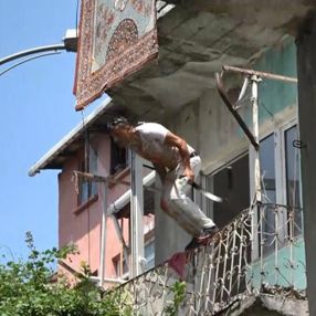 Zonguldak'ta uyuşturucu kullanan genç, balkondan atladı