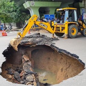 Hindistan’da yol ortasında oluşan dev düden