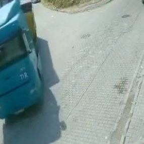 Esenyurt’ta freni boşalan kamyon iki dükkana çarptı