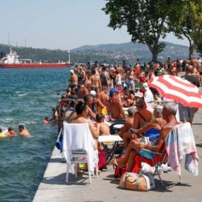 İstanbul'da sıcaktan bunalanlar boğaza akın etti