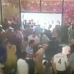 Pakistan'da vatandaşlar koronavirüs aşı merkezlerine hücum etti