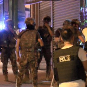 İstanbul'da bir şahıs önce çocuklarını rehin aldı sonra camdan ateş etti