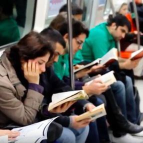 Toplu taşımada kitap okumak gösteriş mi