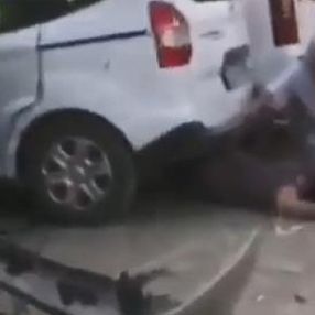 Bursa'da, minibüs yayaların arasına daldı
