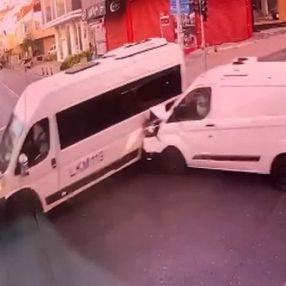 Ümraniye'de servis ile ticari minibüs çarpıştı: 1 ölü, 5 yaralı