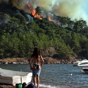 Marmaris’te turistler yangına rağmen yüzdü