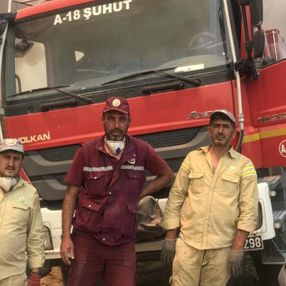 Antalya'da yangınla mücadele eden orman işçileri: Gözlerimiz yanıyor ama yapacak bir şey yok