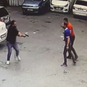 Beyoğlu'nda silahlı kavga kamerada