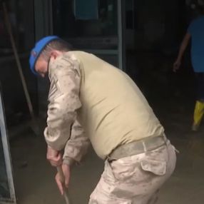 Mehmetçik, Sinop'ta selden zarar gören hastaneyi temizledi