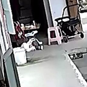 Çin'de 10 aylık bebek su dolu kovaya düştü