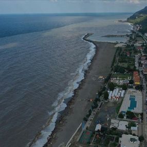 Bozkurt'taki sel nedeniyle Karadeniz'in rengi kahverengiye döndü