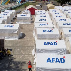Sel felaketinde evini kaybedenler çadır kentte konaklıyor