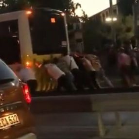 İstanbul'da vatandaşlardan otobüs arızasına tepki