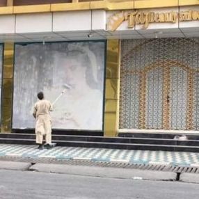 Taliban Kabil'e girdi: Sokaklardaki afişler kapatılmaya başlandı