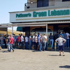 Lübnan'da akaryakıt ve ekmek kuyrukları