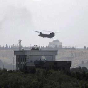 ABD'nin Afganistan'da çekilen tahliye fotoğrafı, Vietnam'daki fotoğrafa benzetildi