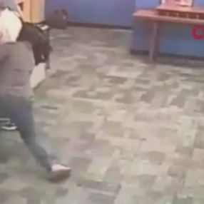 ABD'de bir kişi, ATM’de işlem yaparken baltalı saldırıya uğradı