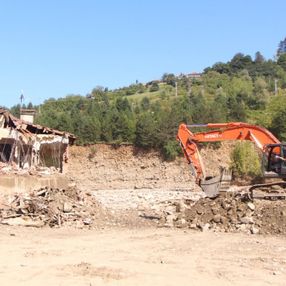 Babaçay köyünde 37 yıl önce yapılan afet evleri, selde yıkıldı