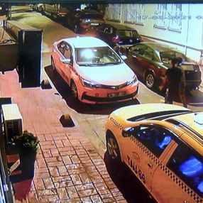 Beyoğlu'nda uyuyan taksicinin telefonu çalındı