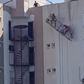 Antalya’da boyacı kardeşler 12’nci katta iskelede asılı kaldı
